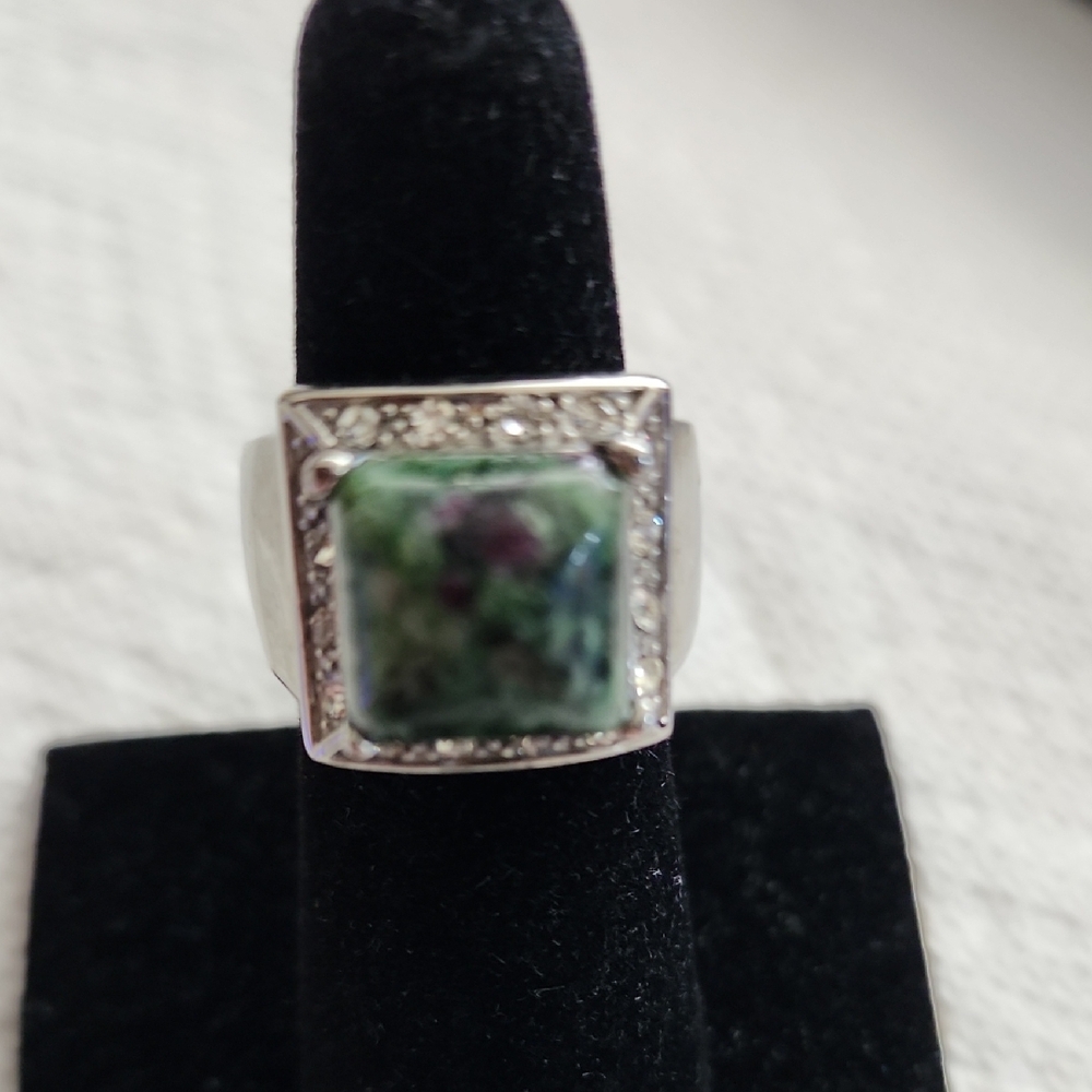 Elegant Silver and Green Women's Ring